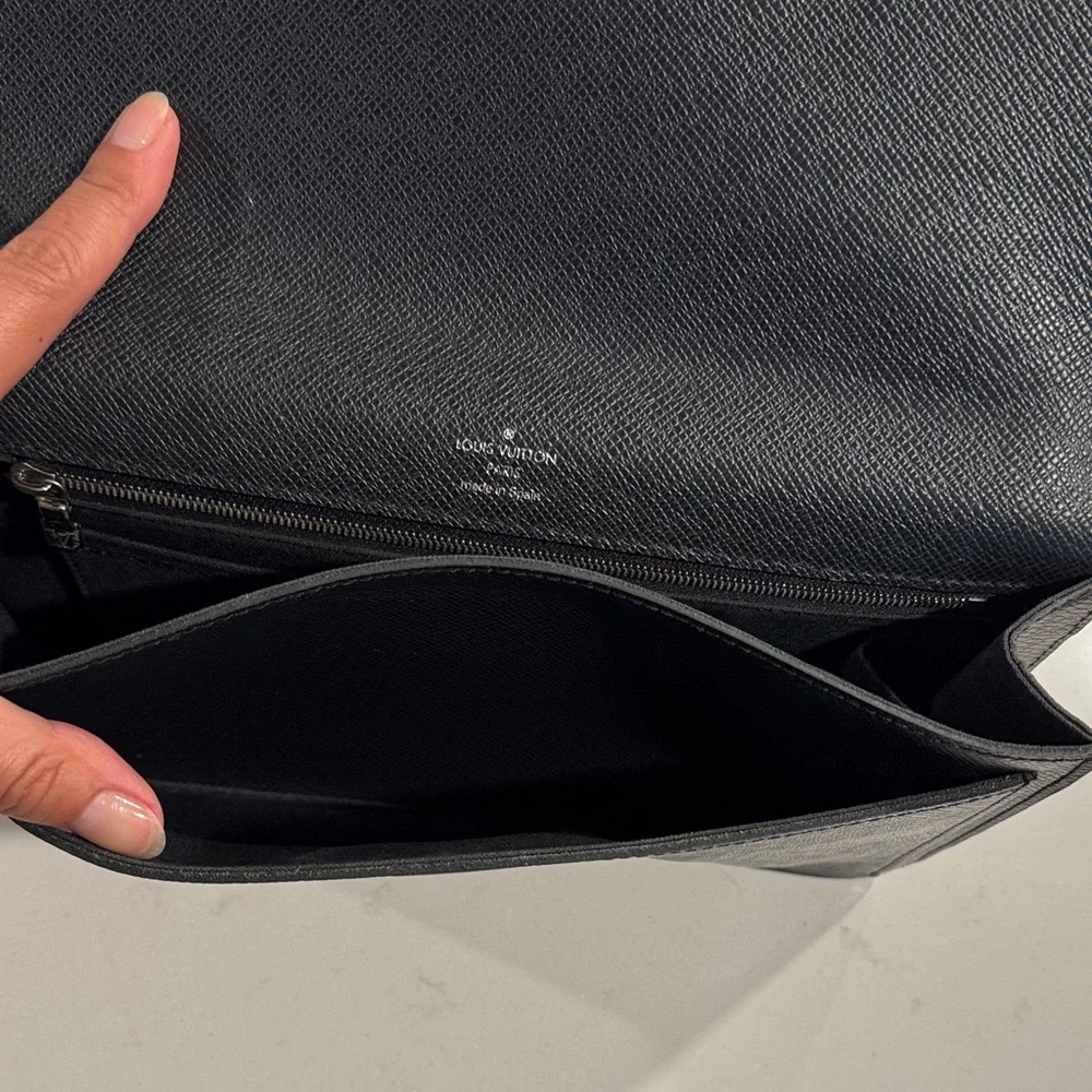 Louis Vuitton Black Men's Envelope Clutch with Silver Lock - Picture 10 of 16